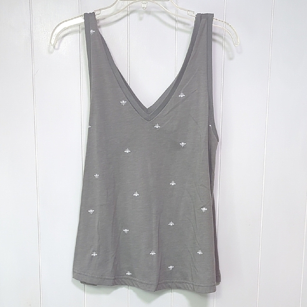 ❤️5/$25🎀 Gray Sleeveless Top with White Accents
